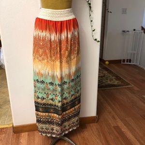 Women's long skirt with lining and elastic.